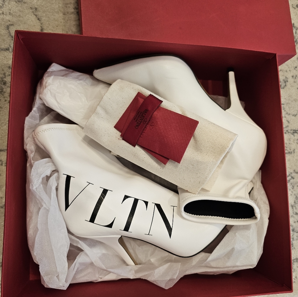 Valentino Garavani VLTN logo leather booties in size 39 - Picture 1 of 8